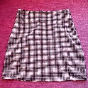 Brandy Melville women’s small pink and brown plaid short skirt.